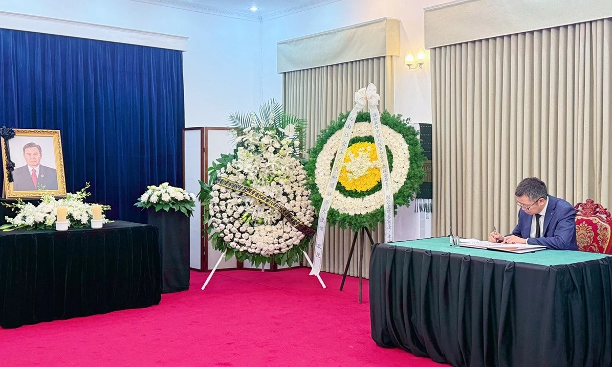Vietnamese Ambassador to China pays respects to Lao National Assembly President Xaysomphone Phomvihane