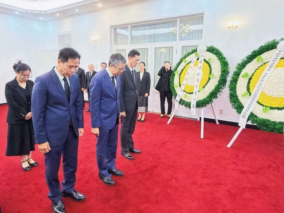 Vietnamese Ambassador to China pays respects to Lao National Assembly President Xaysomphone Phomvihane