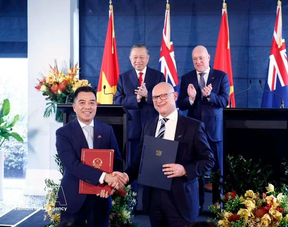 Vietnam, New Zealand leaders witness exchange of cooperation documents in Auckland Vietnam, New Zealand leaders witness exchange of cooperation documents in Auckland