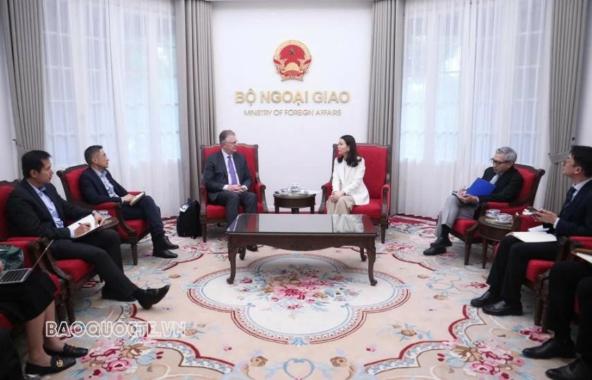 Deputy FM Nguyen Minh Hang receives former U.S. Ambassador to Vietnam Daniel Kritenbrink in Hanoi