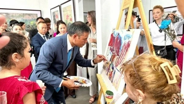 'Colours of Vietnam' Exhibition of Do Paper Artworks opens in Vladivostok