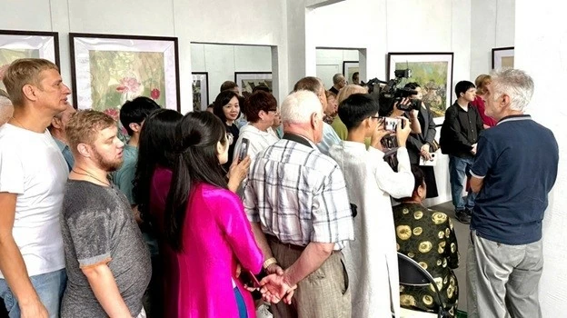 'Colours of Vietnam' Exhibition of Do Paper Artworks opens in Vladivostok
