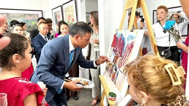 'Colours of Vietnam' Exhibition of Do Paper Artworks opens in Vladivostok