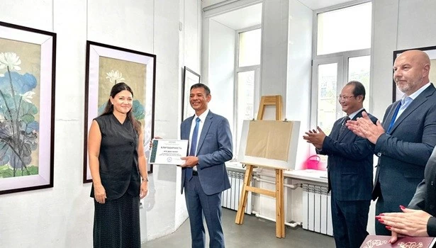 'Colours of Vietnam' Exhibition of Do Paper Artworks opens in Vladivostok