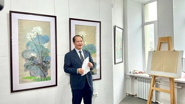 'Colours of Vietnam' Exhibition of Do Paper Artworks opens in Vladivostok