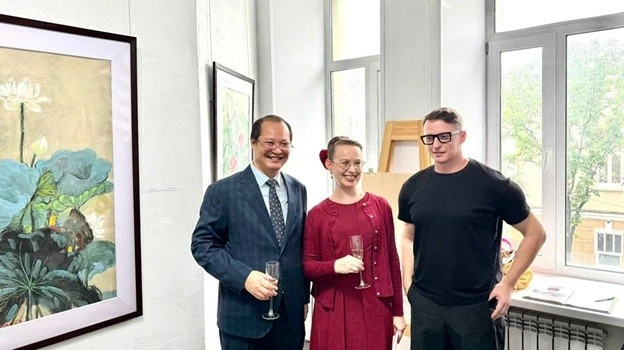 'Colours of Vietnam' Exhibition of Do Paper Artworks opens in Vladivostok