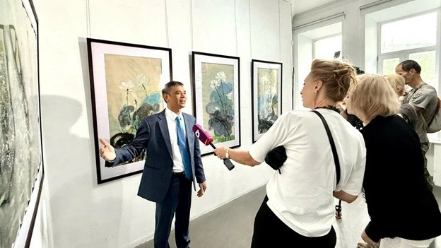 'Colours of Vietnam' Exhibition of Do Paper Artworks opens in Vladivostok