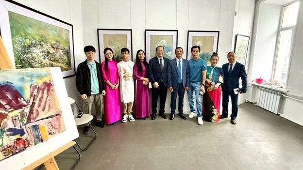 'Colours of Vietnam' Exhibition of Do Paper Artworks opens in Vladivostok