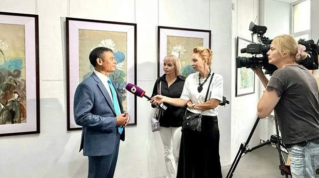 'Colours of Vietnam' Exhibition of Do Paper Artworks opens in Vladivostok