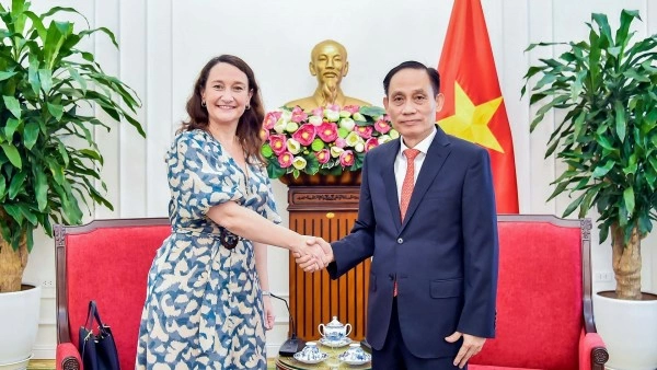 Foreign Minister Le Hoai Trung receives Deputy Foreign Minister of Uruguay Valeria Csukasi Cabrera in Hanoi
