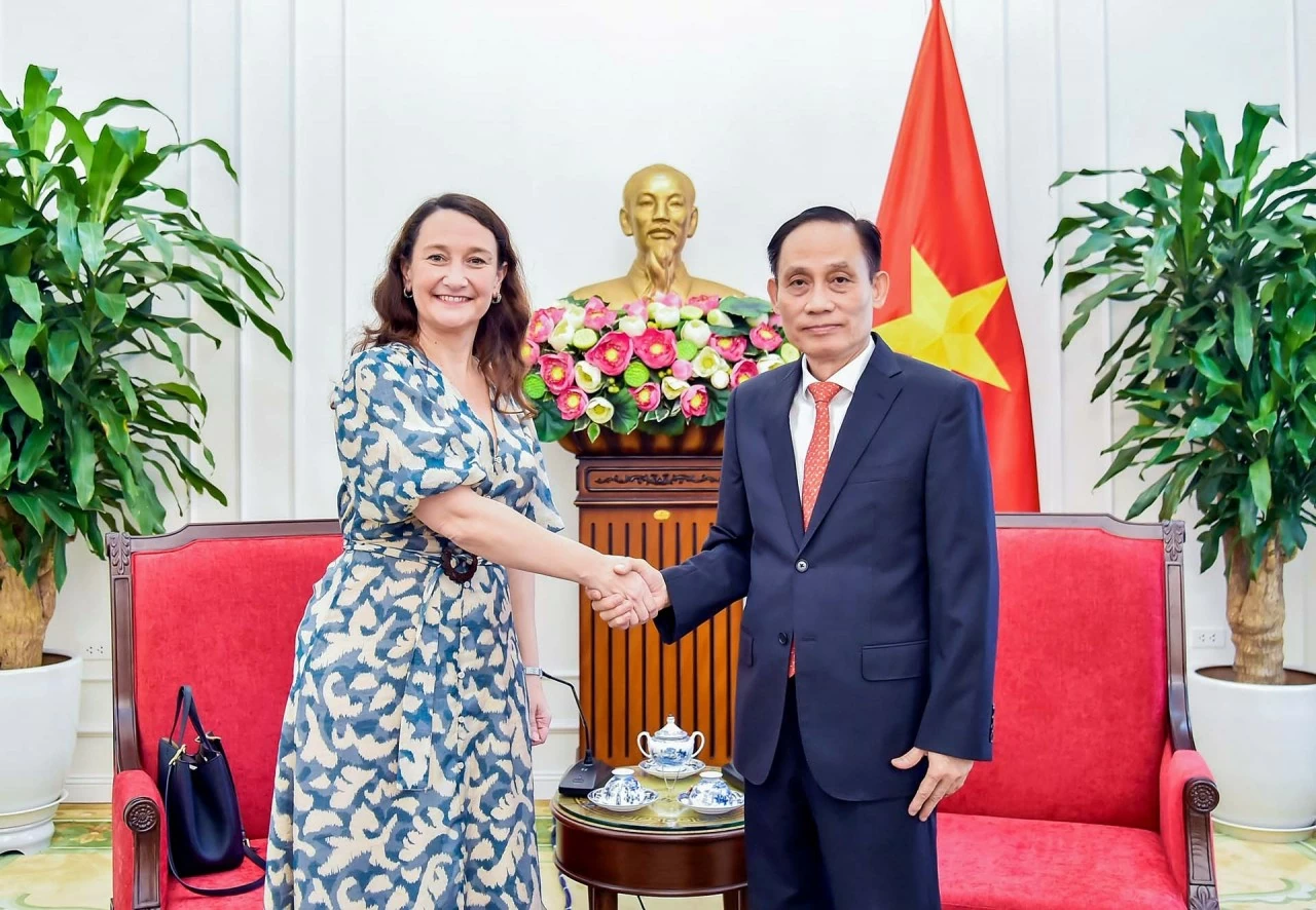 Foreign Minister Le Hoai Trung receives Deputy Foreign Minister of Uruguay Valeria Csukasi Cabrera in Hanoi Foreign Minister Le Hoai Trung receives Deputy Foreign Minister of Uruguay Valeria Csukasi Cabrera in Hanoi