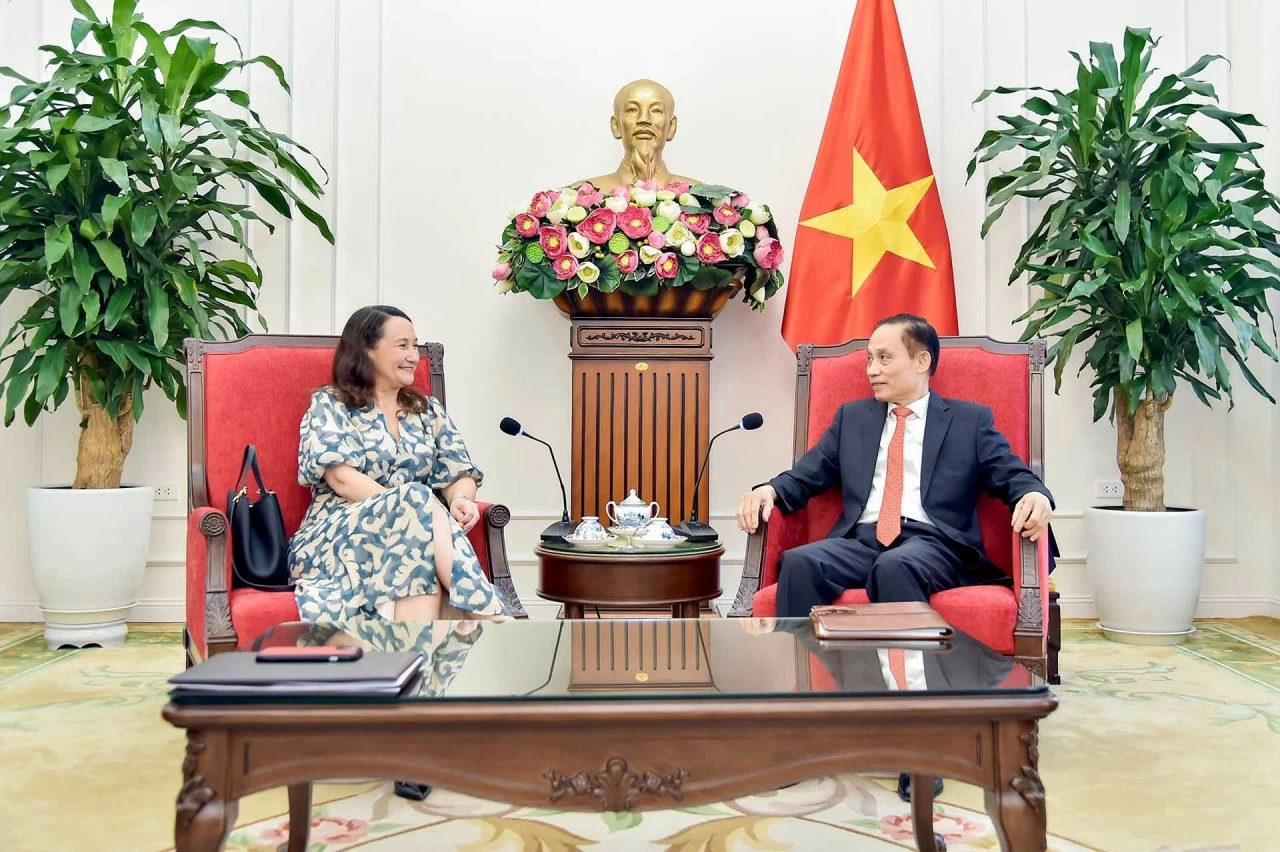 Foreign Minister Le Hoai Trung receives Deputy Foreign Minister of Uruguay Valeria Csukasi Cabrera in Hanoi Foreign Minister Le Hoai Trung receives Deputy Foreign Minister of Uruguay Valeria Csukasi Cabrera in Hanoi