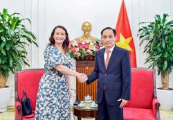 Foreign Minister Le Hoai Trung receives Deputy Foreign Minister of Uruguay Valeria Csukasi Cabrera in Hanoi