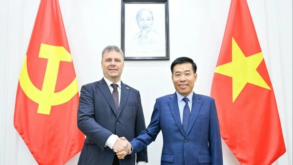 Communist Party of Vietnam Central Committee Member, Chairman of the Communist Party of Bohemia and Moravia hold talks in Hanoi
