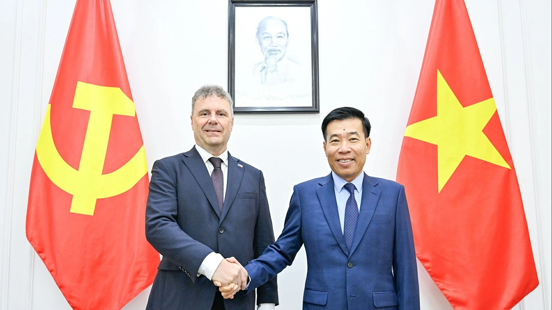 Communist Party of Vietnam Central Committee Member, Chairman of the Communist Party of Bohemia and Moravia hold talks in Hanoi