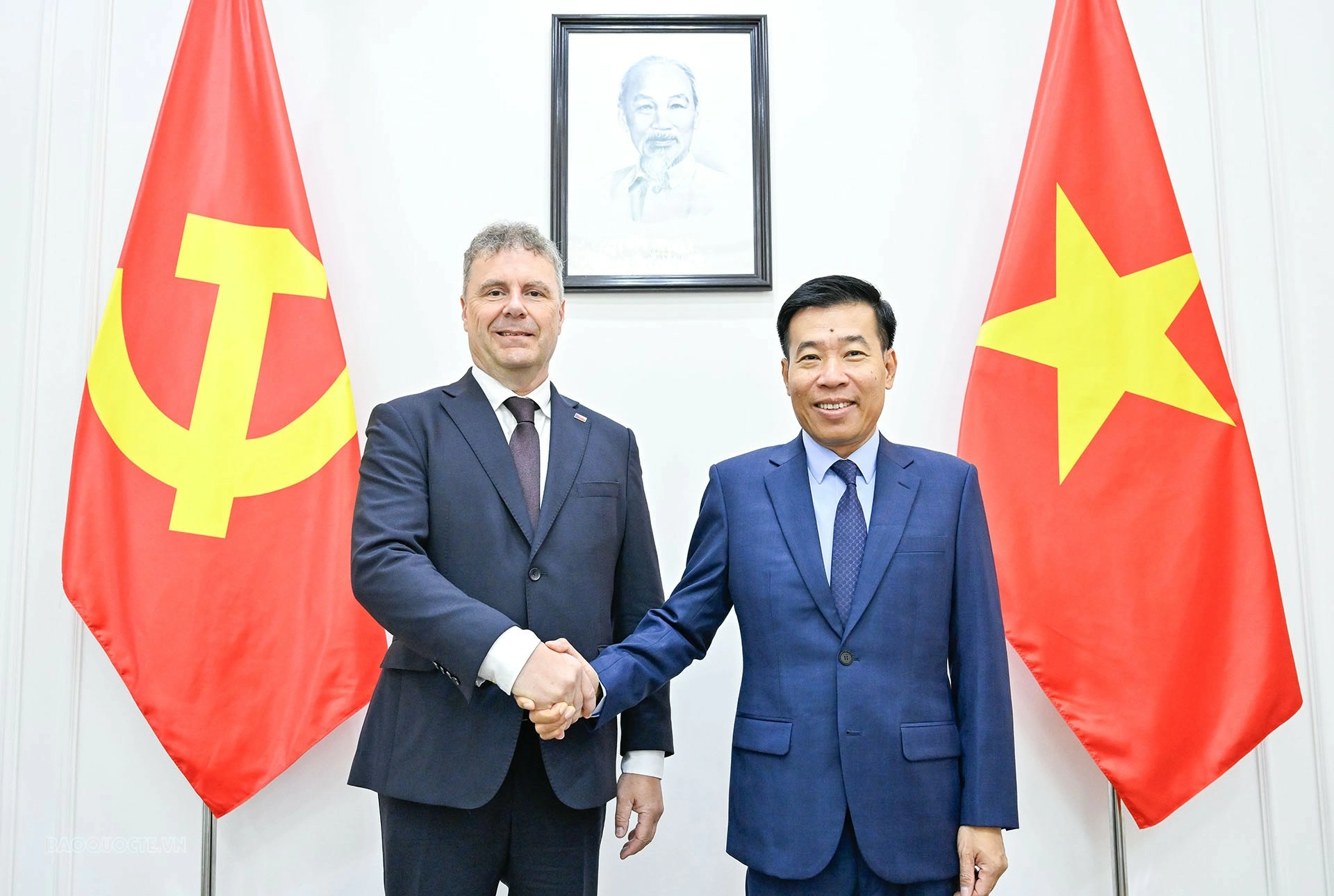 Communist Party of Vietnam Central Committee Member, Chairman of the Communist Party of Bohemia and Moravia hold talks in Hanoi