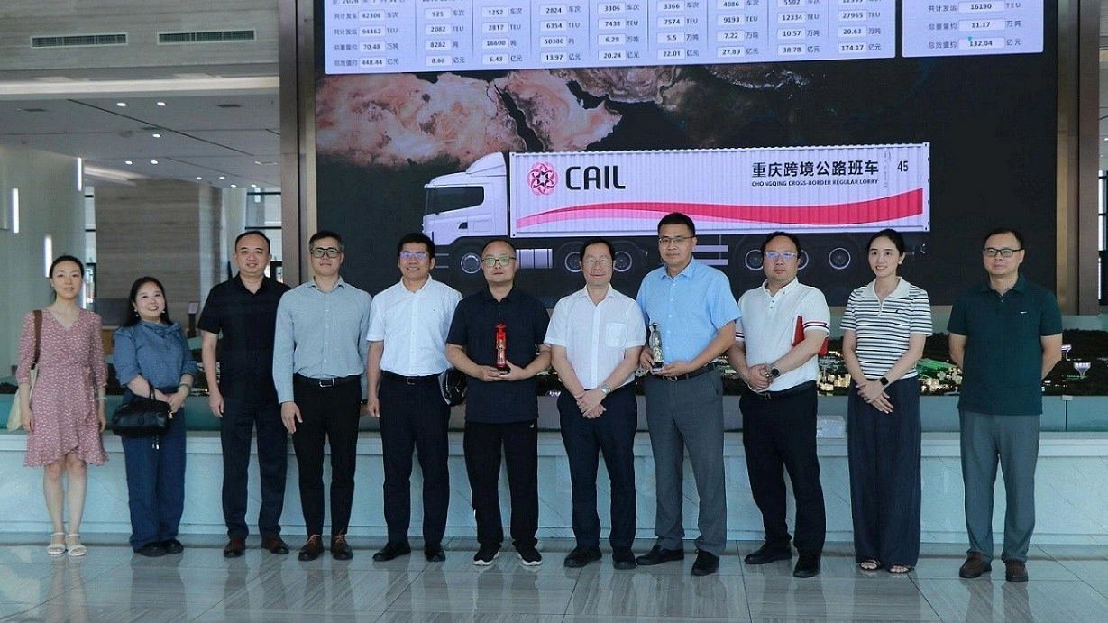 Consul General Bui Nguyen Long meets with Chongqing Road Logistics Group (China)