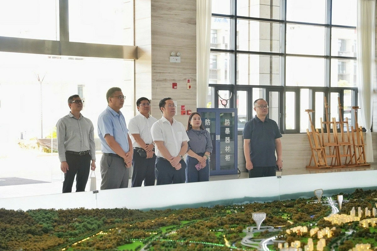 Consul General Bui Nguyen Long meets with Chongqing Road Logistics Group (China)