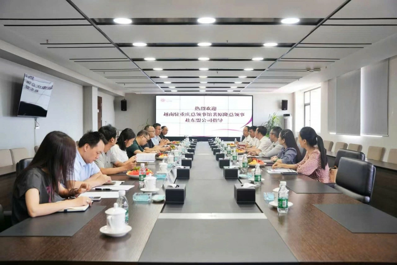 Consul General Bui Nguyen Long meets with Chongqing Road Logistics Group (China)