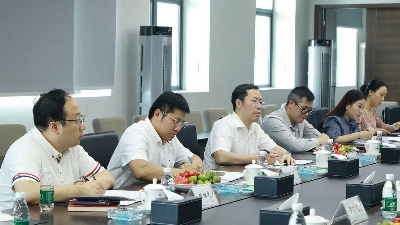 Consul General Bui Nguyen Long meets with Chongqing Road Logistics Group (China)