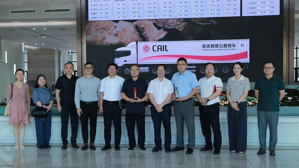 Consul General Bui Nguyen Long meets with Chongqing Road Logistics Group (China)