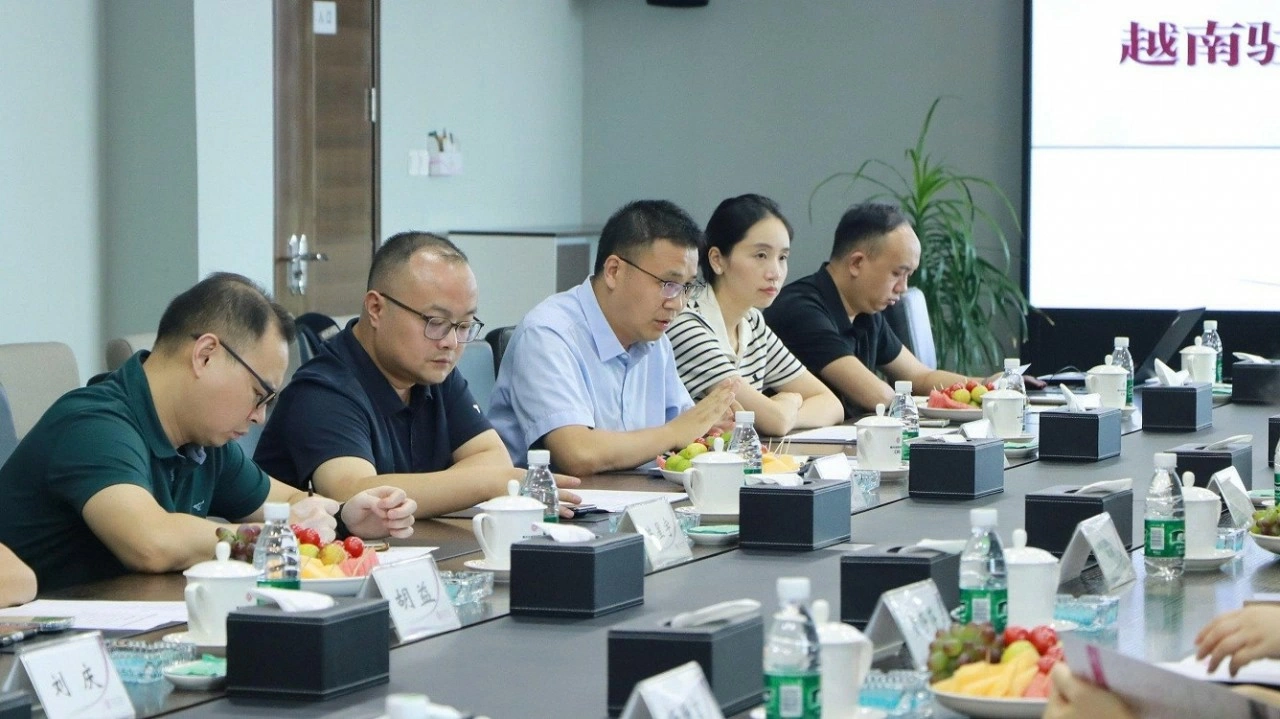 Consul General Bui Nguyen Long meets with Chongqing Road Logistics Group (China)
