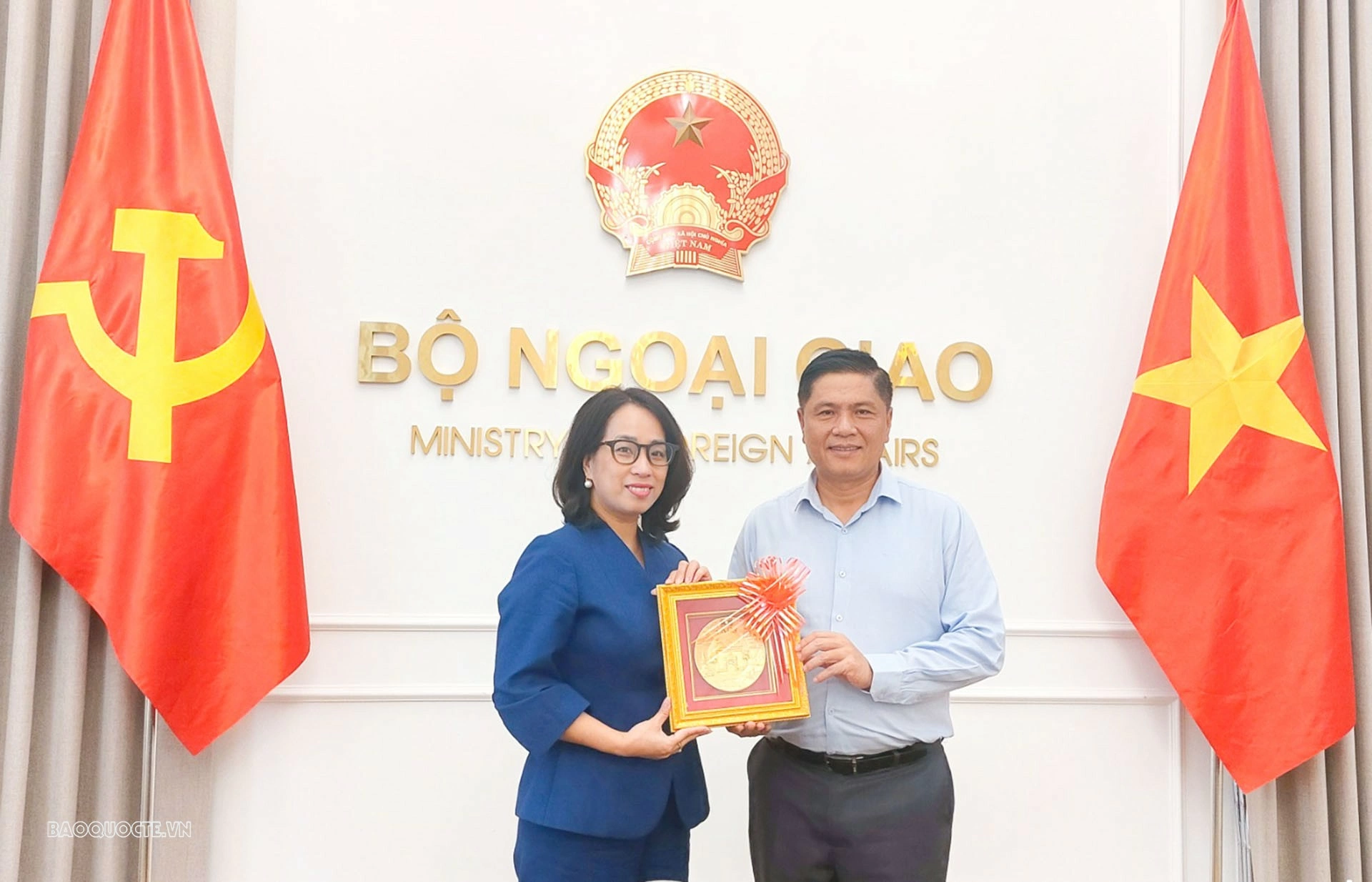 Vietnamese, Lao Foreign Ministries exchange experience in external information work