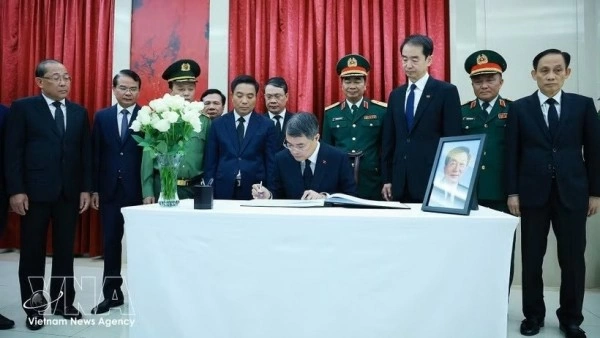 Prime Minister Le Minh Hung pays respects to former Chinese Premier at Chinese Embassy in Vietnam