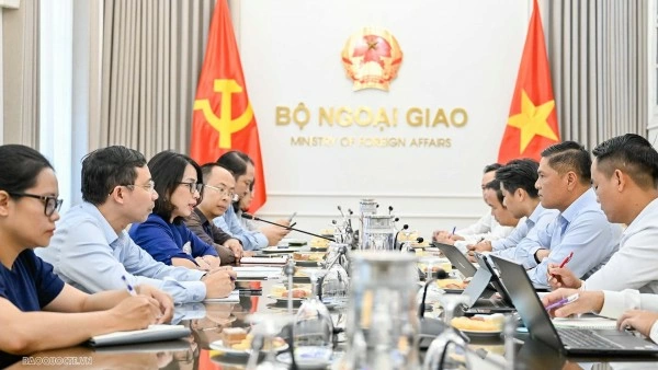 Vietnamese, Lao Foreign Ministries exchange experience in external information work
