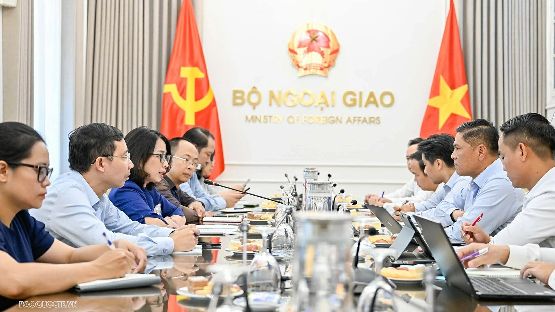 Vietnamese, Lao Foreign Ministries exchange experience in external information work