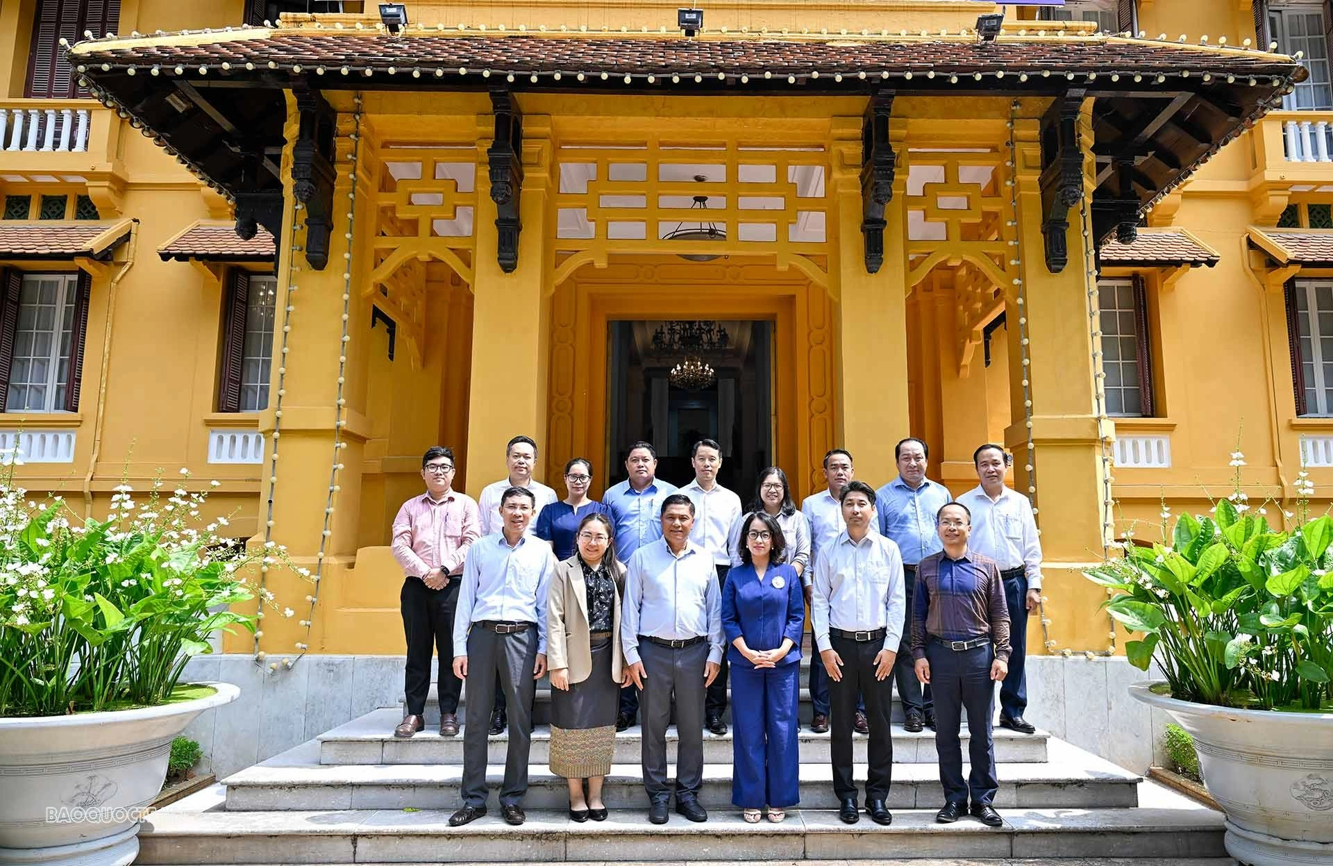 Vietnamese, Lao Foreign Ministries exchange experience in external information work
