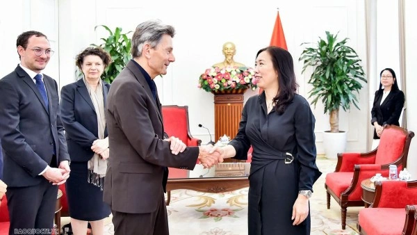 Deputy Foreign Minister Le Thi Thu Hang welcomes German Federal Parliament Member Rolf Mutzenich