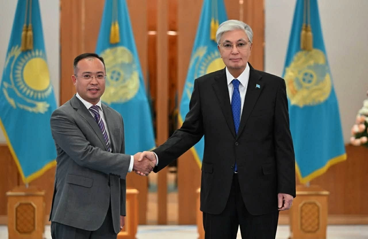 Ambassador Nguyen Thanh Le presents credentials to Kazakhstan President Kassym-Jomart Tokayev Ambassador Nguyen Thanh Le presents credentials to Kazakhstan President Kassym-Jomart Tokayev