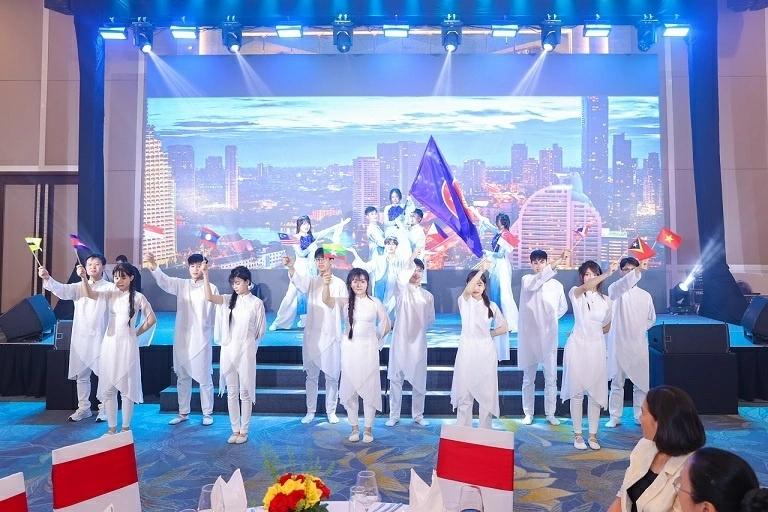 ASEAN colours spread friendship in Hanoi