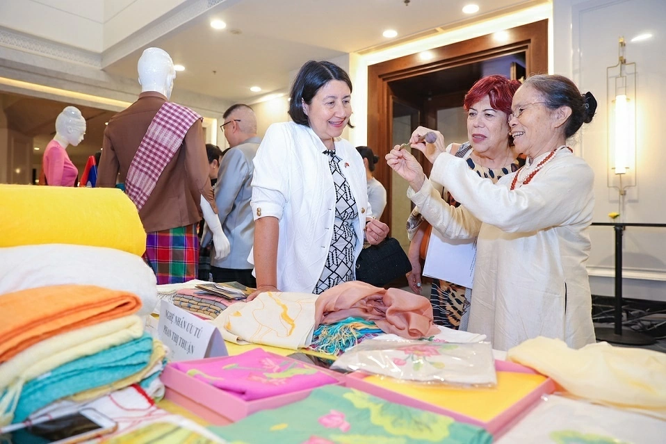 ASEAN colours spread friendship in Hanoi