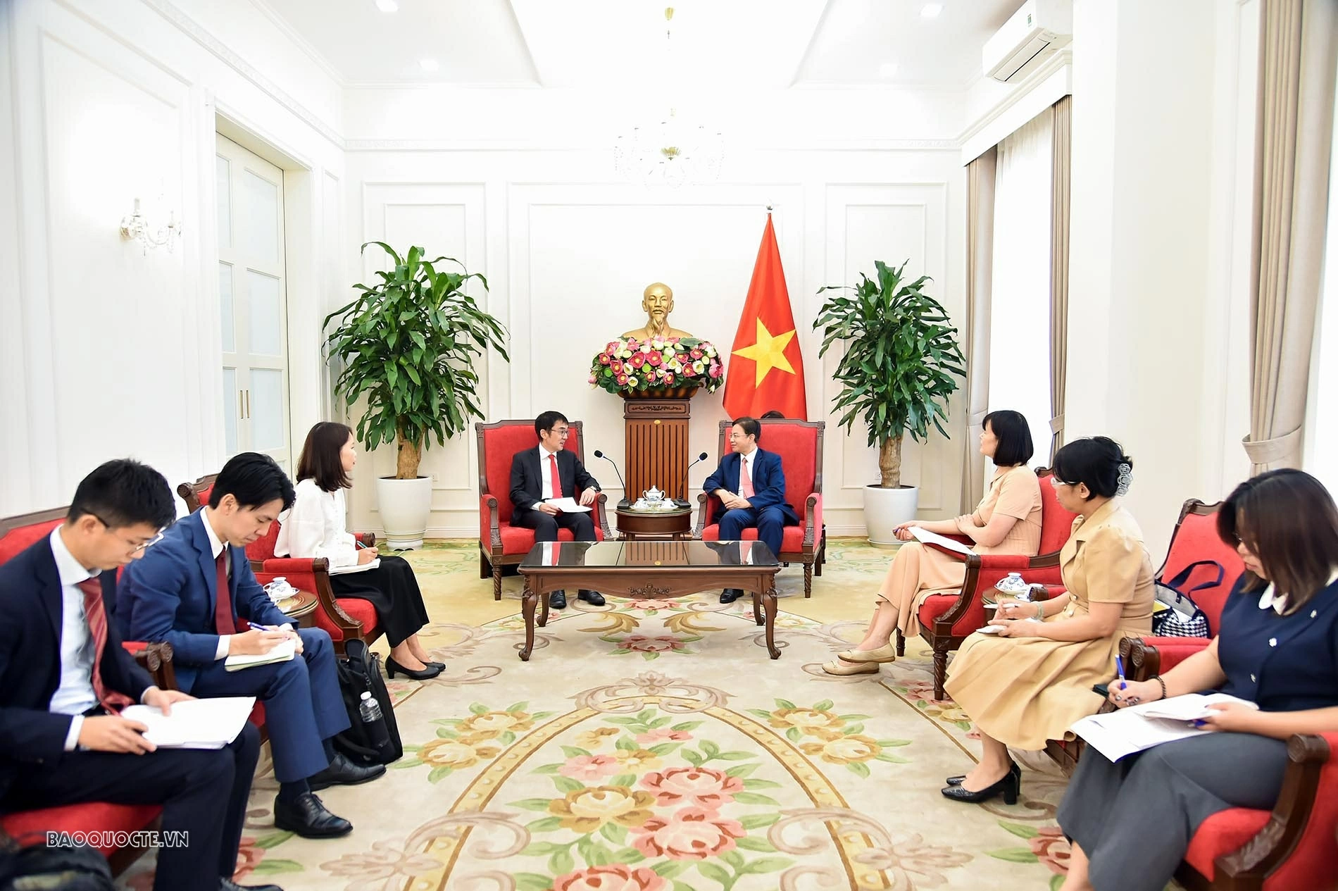 Deputy FM Ngo Le Van receives President of the Economic Research Institute for ASEAN and East Asia (ERIA)
