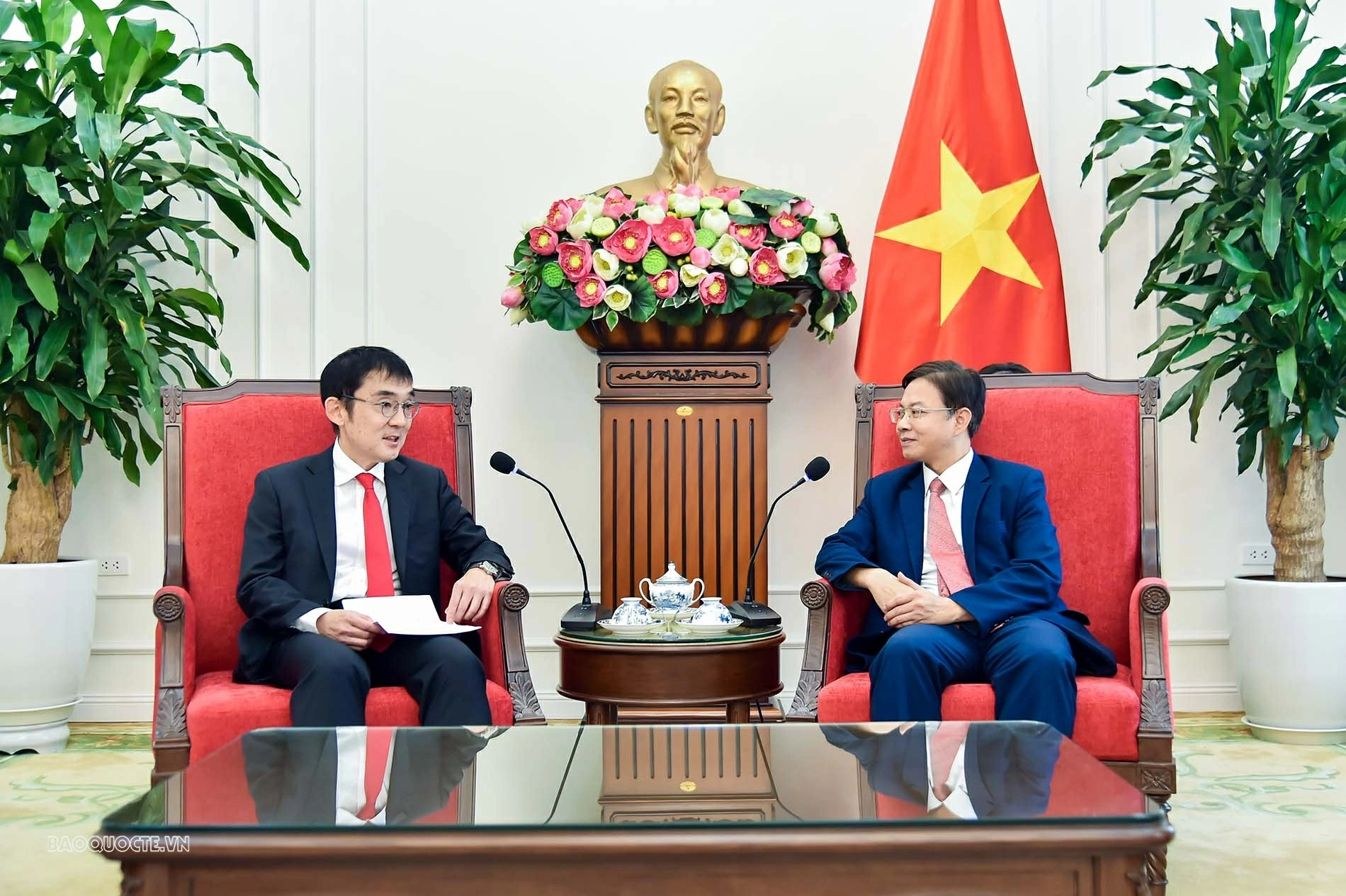 Deputy FM Ngo Le Van receives President of the Economic Research Institute for ASEAN and East Asia (ERIA)