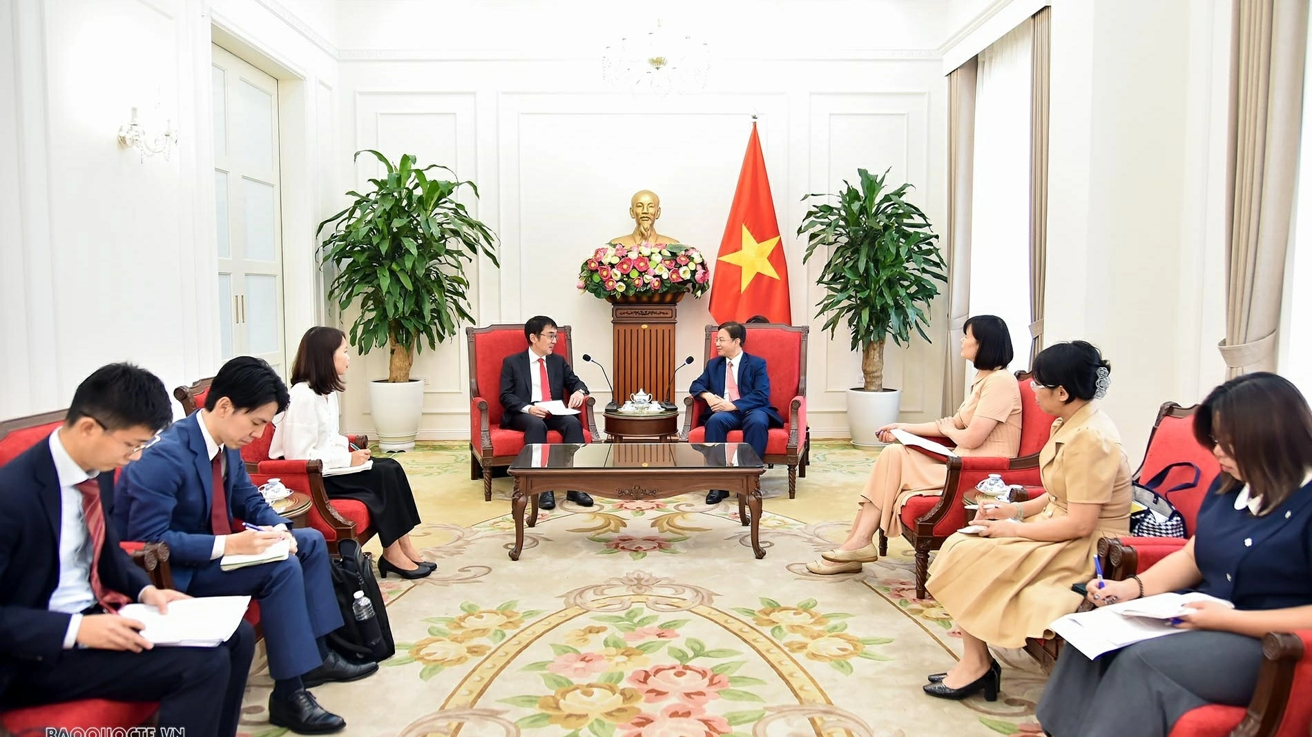 Deputy FM Ngo Le Van receives President of the Economic Research Institute for ASEAN and East Asia (ERIA)