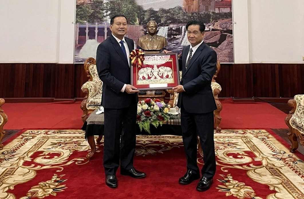 Leaders of Bolikhamxay Province welcome Vietnamese Consul General in Central Laos