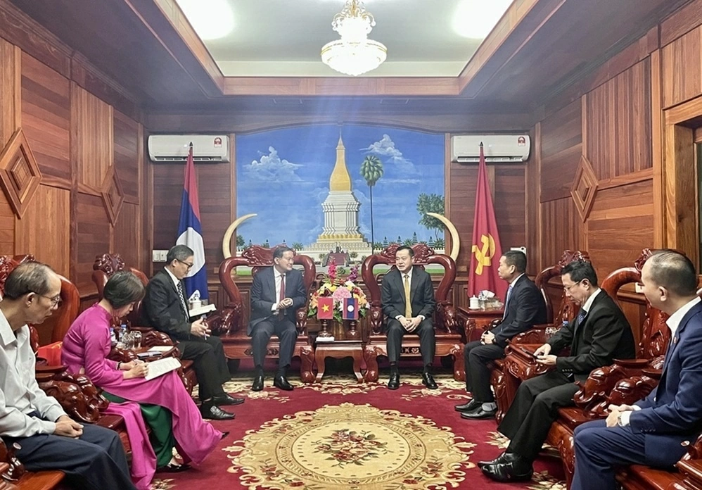 Vietnamese Consul General in Savannakhet visits and works in Khammouane Province: Promoting comprehensive cooperation and community bonding