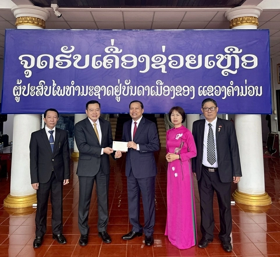 Vietnamese Consul General in Savannakhet visits and works in Khammouane Province: Promoting comprehensive cooperation and community bonding