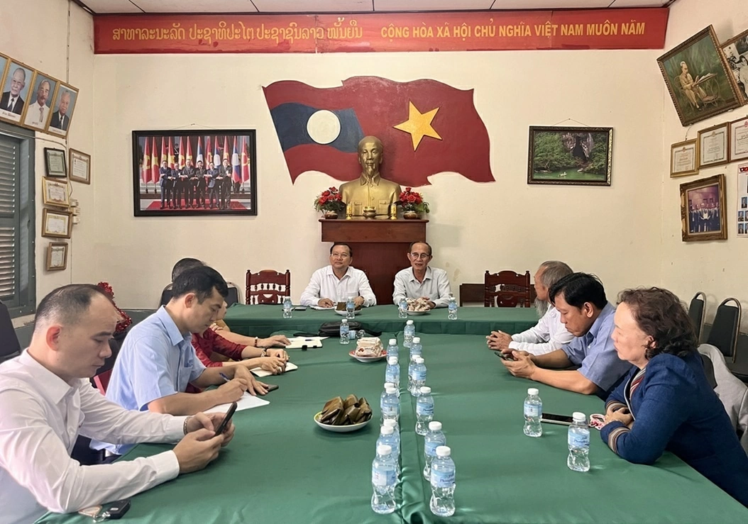Vietnamese Consul General in Savannakhet visits and works in Khammouane Province: Promoting comprehensive cooperation and community bonding