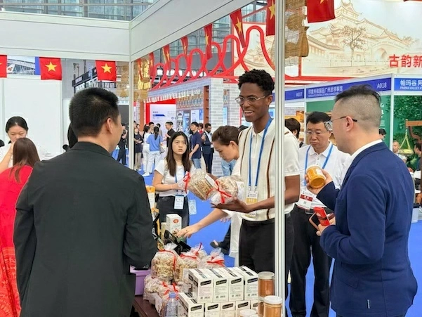 Promoting Vietnamese agricultural products and food at the 34th Guangzhou Fair (China)