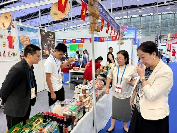 Promoting Vietnamese agricultural products and food at the 34th Guangzhou Fair (China)