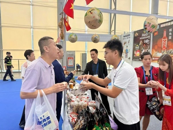 Promoting Vietnamese agricultural products and food at the 34th Guangzhou Fair (China)