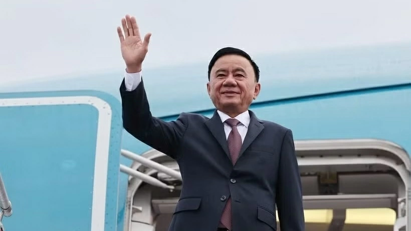 Politburo member, Permanent Member of the Secretariat Tran Cam Tu leaves Hanoi for official visit to Singapore