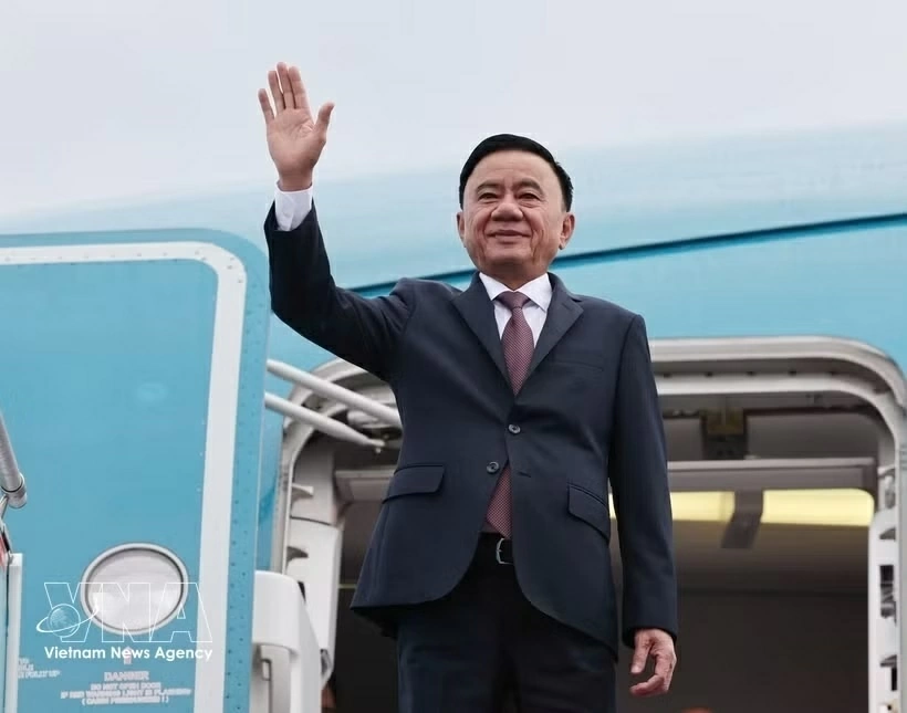 Politburo member, Permanent Member of the Secretariat Tran Cam Tu leaves Hanoi for official visit to Singapore Politburo member, Permanent Member of the Secretariat Tran Cam Tu leaves Hanoi for official visit to Singapore