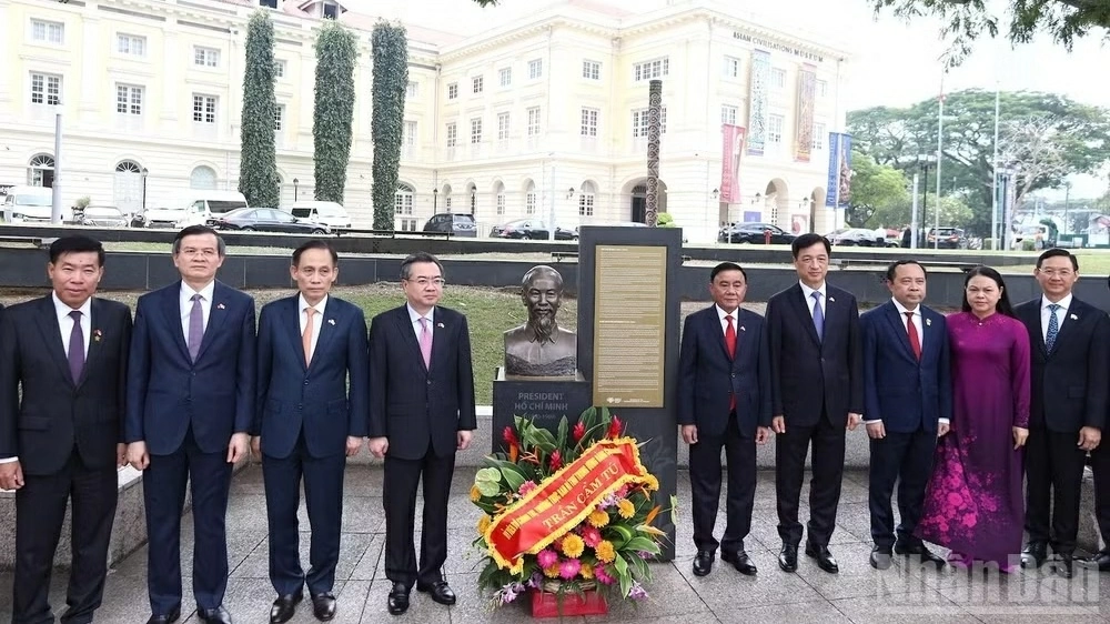 Politburo member, Standing member of the Secretariat Tran Cam Tu pays tribute to President Ho Chi Minh in Singapore
