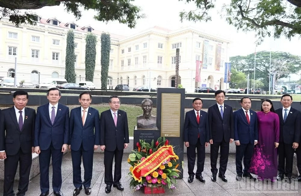 Politburo member, Standing member of the Secretariat Tran Cam Tu pays tribute to President Ho Chi Minh in Singapore