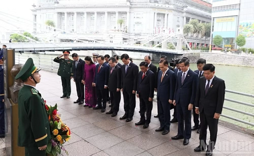 Politburo member, Standing member of the Secretariat Tran Cam Tu pays tribute to President Ho Chi Minh in Singapore